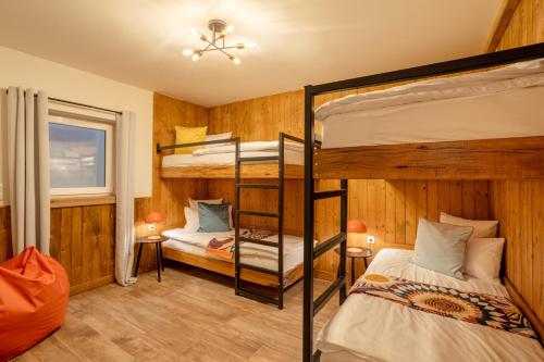 una camera da letto con due letti a castello e una finestra di Industrial Loft Whirlpool, Sauna, Terrace a Hohenfels-Essingen