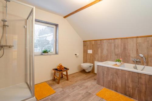 e bagno con doccia, vasca e servizi igienici. di Industrial Loft Whirlpool, Sauna, Terrace a Hohenfels-Essingen