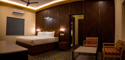 una camera d'albergo con letto e lavagna di Poojari’s Nirantara - Kabini a Hampāpura