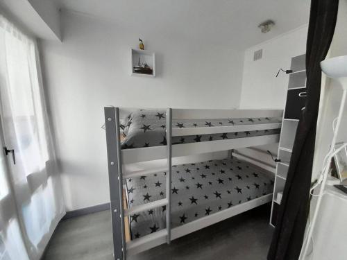 une chambre avec deux lits superposés dans une pièce dans l'établissement Cosy studio rénové proche océan avec parking - FR-1-324A-58, à Saint-Hilaire-de-Riez