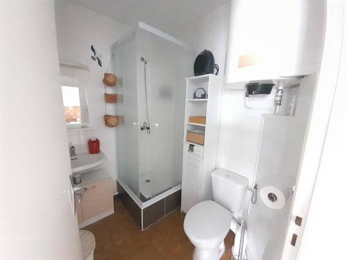 une salle de bain blanche avec des toilettes et un lavabo dans l'établissement Cosy studio rénové proche océan avec parking - FR-1-324A-58, à Saint-Hilaire-de-Riez
