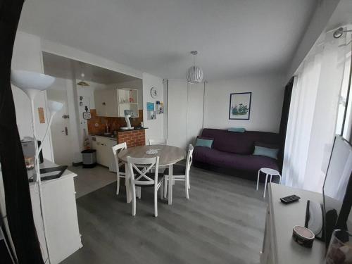 une cuisine et un salon avec une table et des chaises dans l'établissement Cosy studio rénové proche océan avec parking - FR-1-324A-58, à Saint-Hilaire-de-Riez