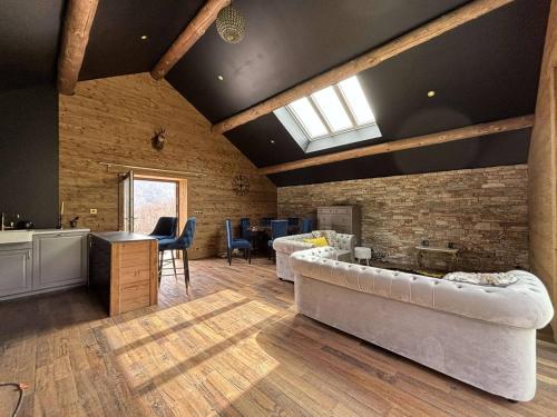 ein Wohnzimmer mit einer großen Badewanne in der Mitte des Zimmers in der Unterkunft Maison Rencurel, 3 pièces, 8 personnes - FR-1-548-45 in Rencurel