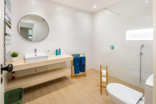uma casa de banho com um lavatório e um espelho em Apartments Maria - Balaia 702 em Albufeira