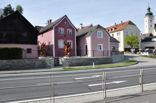 a row of houses on the side of a road at Wohnen bei Schörgi in Grein