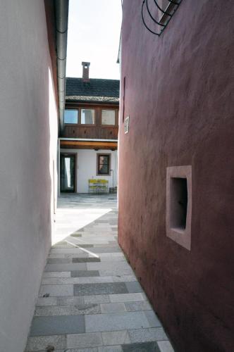 an alley between two buildings with a bench in the distance at Wohnen bei Schörgi in Grein