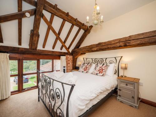 Un pat sau paturi într-o cameră la Maple Barn: Lux Rural Retreat Near Norfolk Coast