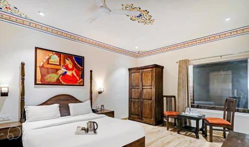 Hotel Sahibs Royal Ville - Elegance by the Taj في آغْرا: غرفة فندقية بسرير وطاولة ونافذة