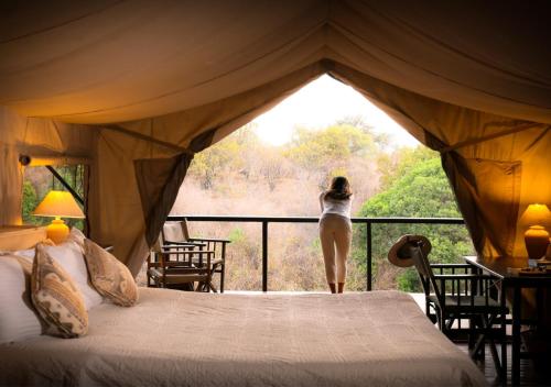 Tempat tidur dalam kamar di Sekenani Camp Maasai Mara