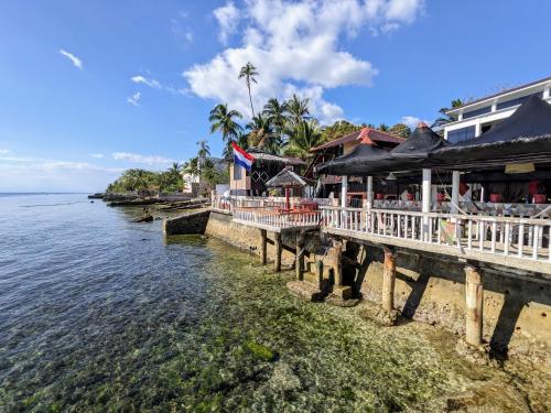 een restaurant op een pier naast het water bij MDF Beach Resort in Santander