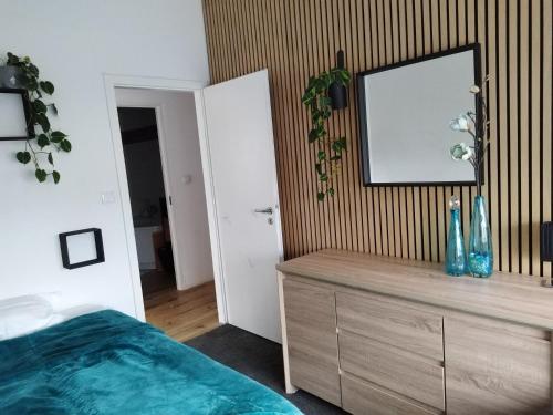 um quarto com uma cama, um espelho e uma cómoda em Charming apartment em Borgarnes
