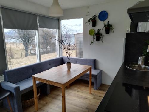 uma sala de estar com um sofá azul e uma mesa de madeira em Charming apartment em Borgarnes