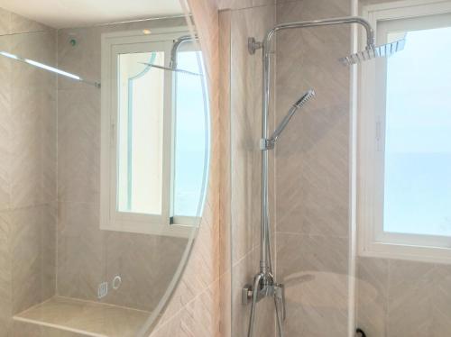 y baño con ducha y puerta de cristal. en Semi-detached beachfront villa Benalmadena-Costa, en Benalmádena