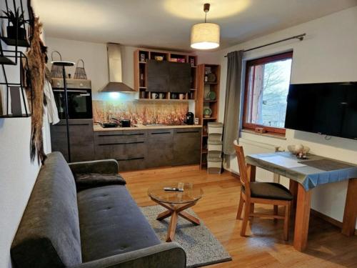 ein Wohnzimmer mit einem Sofa und einem Tisch in der Unterkunft Peppi´s Waldblick 