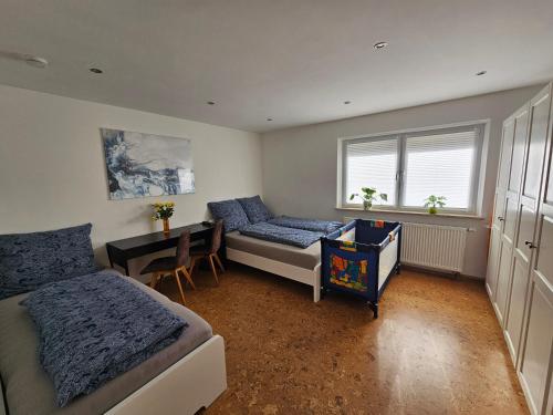 1 dormitorio con cama, escritorio y ventana en RK79 Ferienwohung mit 4 Zimmer, Garten und Pool nähe Klinikum U-Bahn & S-Bahn zum Messegelände Nürnberg, en Fürth