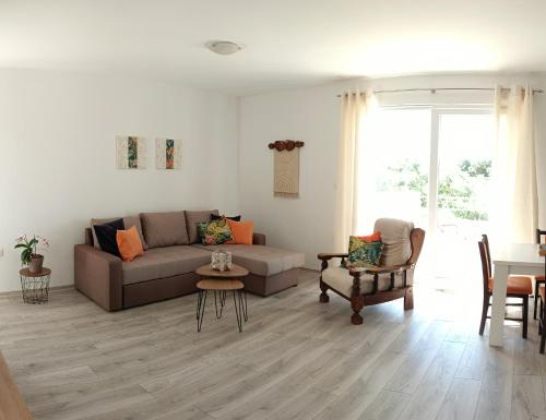 sala de estar con sofá y mesa en Apartments Villa Stari Koko, en Omiš