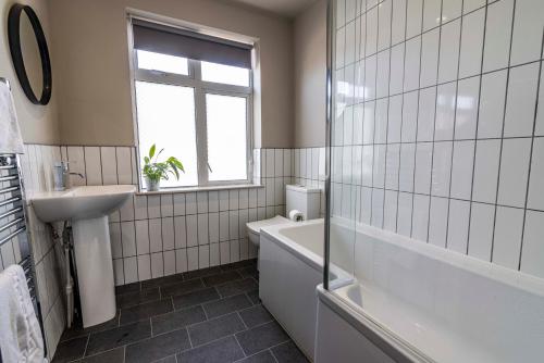 Bathroom sa SPACIOUS HOME WITH GARDEN-SLEEPS 5 Contractors, families, and group stays welcome