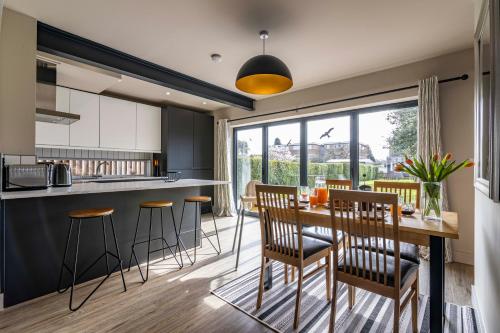 a kitchen and dining room with a table and chairs at SPACIOUS HOME WITH GARDEN-SLEEPS 5 Contractors, families, and group stays welcome in Beeston