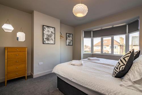 een slaapkamer met een groot bed en een raam bij SPACIOUS HOME WITH GARDEN-SLEEPS 5 Contractors, families, and group stays welcome in Beeston