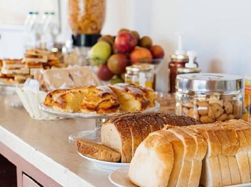una mesa con diferentes tipos de pan y fruta en Hotel Mare Blu, en Pineto