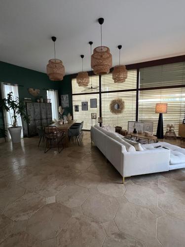 un grand salon avec un canapé et une table dans l'établissement Magnifique villa atypique de 230 m2 avec patio intérieur, à Sauvian