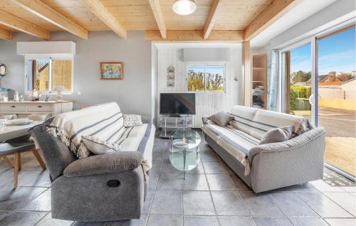 un salon avec deux canapés et une télévision dans l'établissement 4 Bedroom Gorgeous Home In Cancale, à Cancale