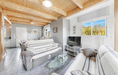 un salon avec deux canapés et une télévision dans l'établissement 4 Bedroom Gorgeous Home In Cancale, à Cancale