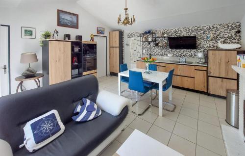 Kuchyň nebo kuchyňský kout v ubytování Gorgeous Home In Notre-Dame-De-Monts