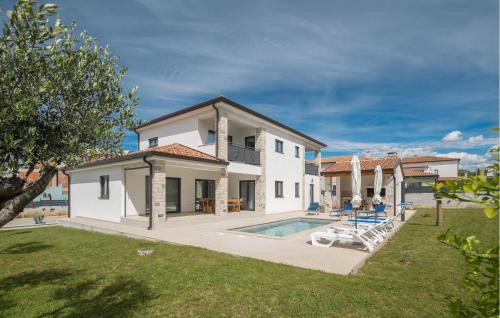 Lovely Apartment In Porec With Wifi