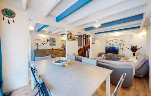 une salle à manger et un salon avec une table et des chaises dans l'établissement 3 Bedroom Gorgeous Home In Royan, à Royan