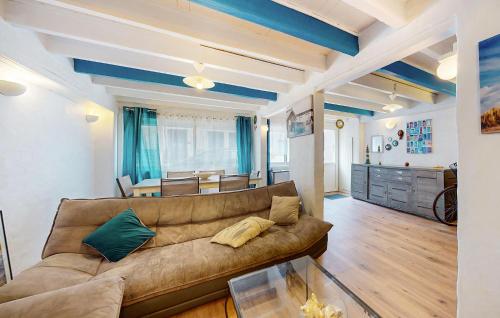 un salon avec un canapé et une salle à manger dans l'établissement 3 Bedroom Gorgeous Home In Royan, à Royan