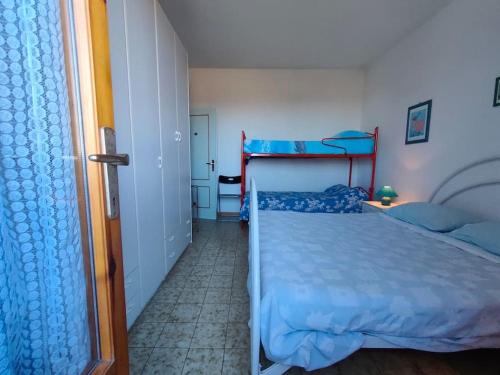 1 dormitorio con 1 cama con colcha azul en Apartment for holiday rent in Marina di Cecina, en Cecina