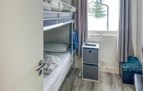 Tempat tidur susun dalam kamar di Cozy Home In Stokmarknes With House A Mountain View