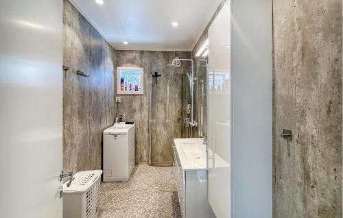 ein Bad mit einem WC, einem Waschbecken und einer Dusche in der Unterkunft Cozy Home In Stokmarknes With House A Mountain View in Stokmarknes