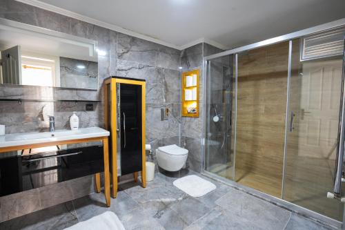 a bathroom with a shower and a toilet and a sink at Villa Aslı Marmaris Günlük Haftalık Kiralık in Marmaris