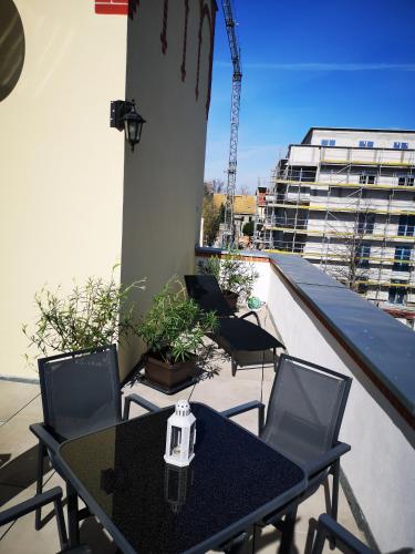 a table and chairs on a balcony with a building at Appartements Neef in Merseburg