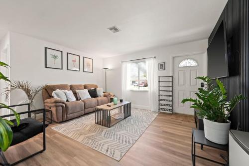 Χώρος καθιστικού στο Brand New 2Bed in Bonita's Heart with Superb Patio and Garden