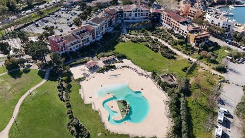 une vue aérienne d'un complexe avec piscine dans l'établissement Le PTIT DOUMÉ, Plage - Piscine, à Gassin