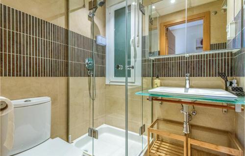 y baño con ducha, lavabo y aseo. en Amazing Apartment In Los Alczares With Kitchen, en Los Alcázares