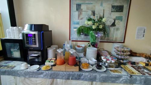 un tavolo con macchinetta del caffè e forno a microonde di Hotel Pigalle a Riccione