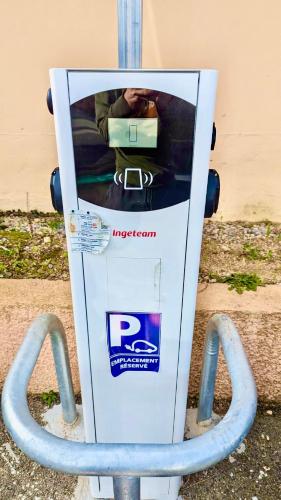 a mirror on a parking meter with a person taking a picture at Les Restanques vue mer Pressoir 3131 in Grimaud