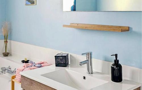 a bathroom with a sink and a mirror at 3 Bedroom Cozy Home In Saint-Gaultier in Saint-Gaultier