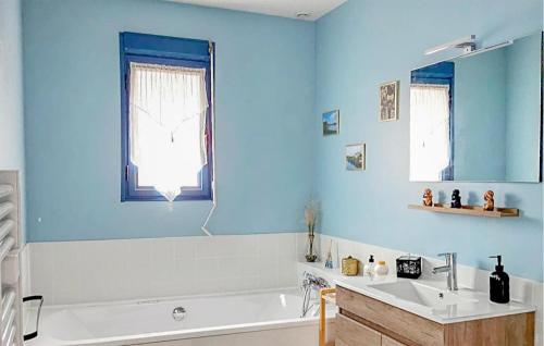 Kupatilo u objektu Beautiful Home In Saint-gaultier With Wifi