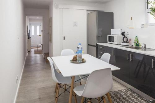 Η κουζίνα ή μικρή κουζίνα στο ANCO 56 - Cozy Retreat with Terrace