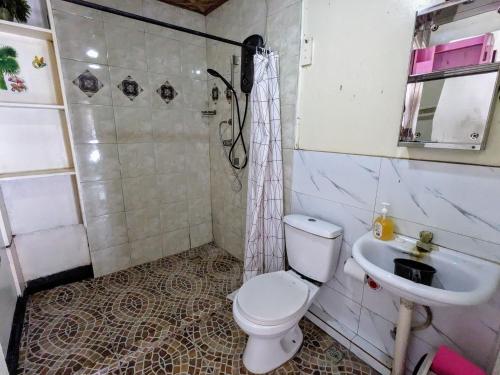 Un baño de MDF Beach Resort