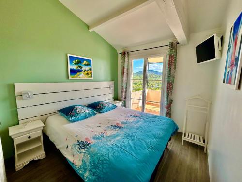 Voodi või voodid majutusasutuse Les Restanques vue mer Pressoir 3131 toas