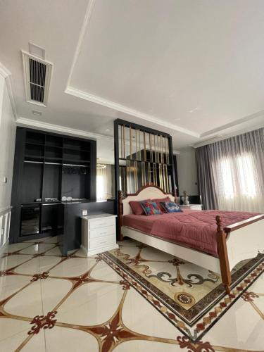 Buôn Dhă Prŏng的住宿－DNA Villa Space，一间卧室配有一张大床和红色的床罩