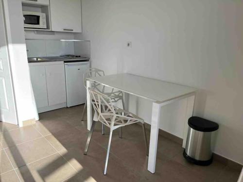 Studio 2 avec piscine & vue sur la baie d'Ajaccioにあるキッチンまたは簡易キッチン