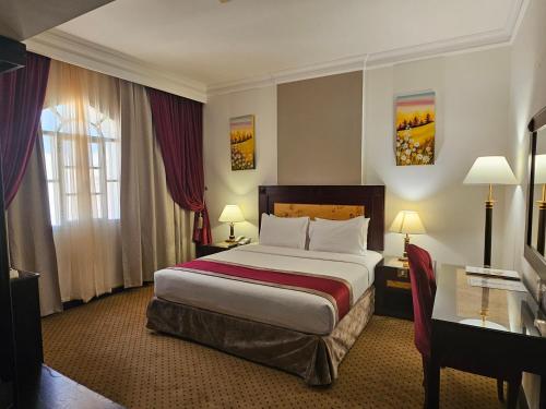 Кровать или кровати в номере Caesar Hotel