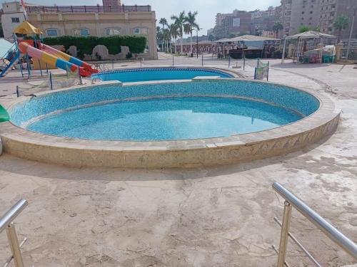 uma grande piscina com escorrega num parque infantil em فندق حياة دمنهور - Hayat Hotel Damnhour em Damanhûr